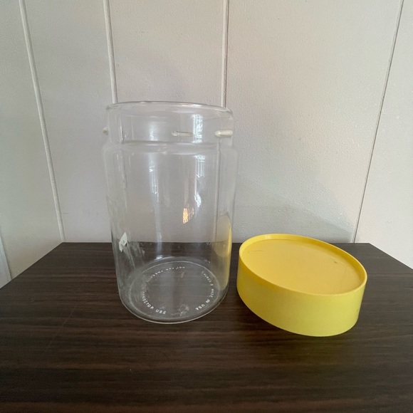 PYREX vintage canister clear with yellow screw on lid - Picture 3 of 5